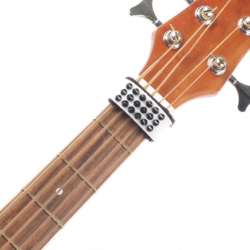 Uso del FretWrap de Colores Punk Rock con Tachuelas - Amortiguador de Cuerdas para Guitarra y Bajo