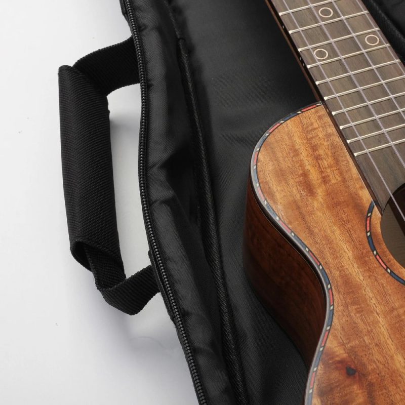 Vista interior con ukelele de los detalles de la correa de la funda para ukelele Aloha Floral