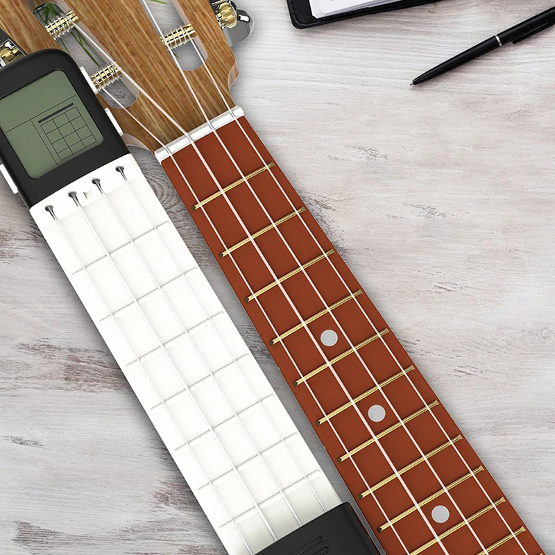 Detalles del Ejercitador de Acordes de Ukelele "Pocket Uke" - Mástil Retráctil con Metrónomo y Pantalla LCD de Color Azul