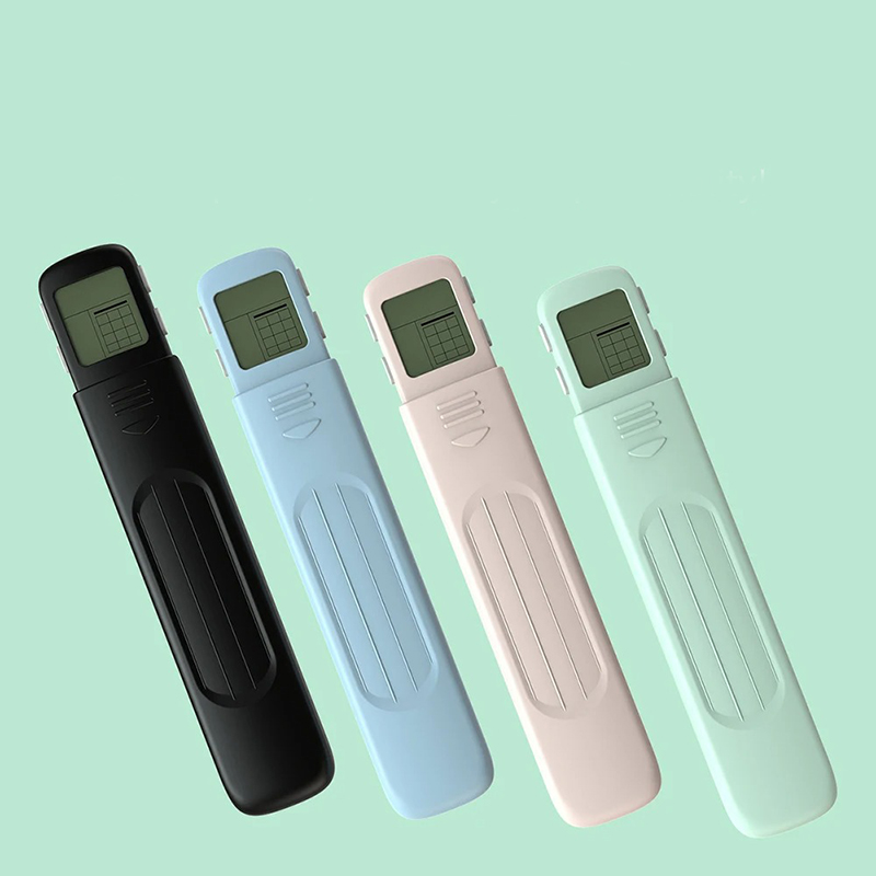 Ejercitador de Acordes de Ukelele 'Pocket Uke' - Mástil Retráctil con Metrónomo y Pantalla LCD" en español se traduce como:

"Ejercitador de Acordes de Ukelele 'Pocket Uke' - Mástil Retráctil con Metrónomo y Pantalla LCD