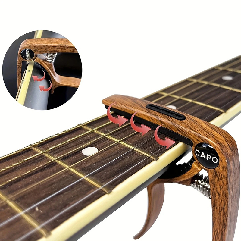 Capodastro Universal para Guitarra con - Extractor y Púa Grabada - Modelo de Agarre Preciso