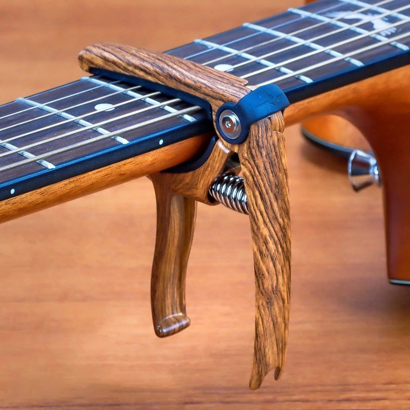 Ceja de Guitarra con Resorte - Metal Ultra Resistente Estilo Clásico Color Madera