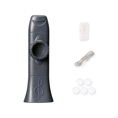 Músico de Kazoo Soplando de Manera Lúdica, Multicolor, Color Plata