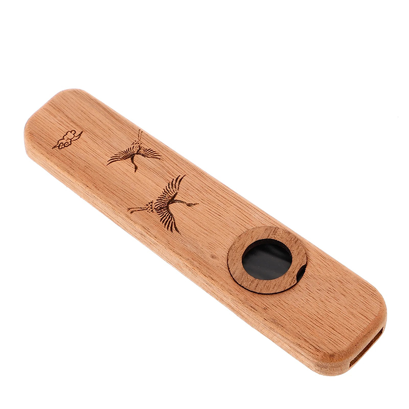 Kazoo de Madera Grabado con Motivo de Grullas de Japón y Acabado Artesanal