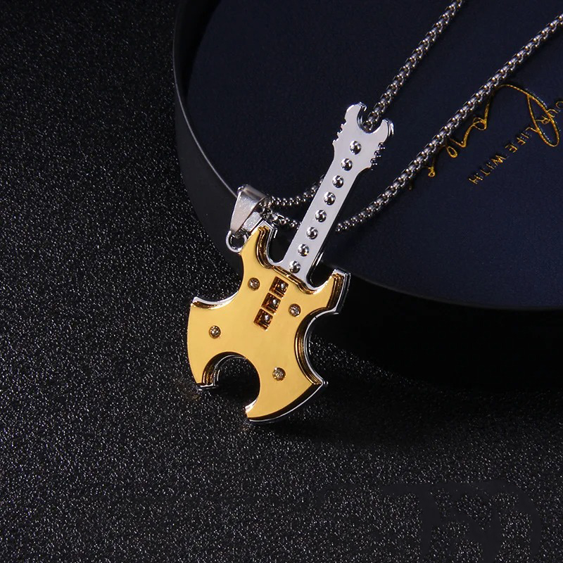 Colgante de Guitarra Rock - Hacha de Batalla Dorada