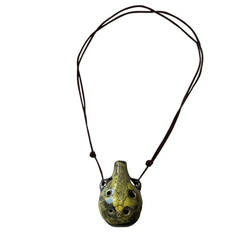 Vista completa de una mini ocarina de cerámica - colgante musical de 6 agujeros
