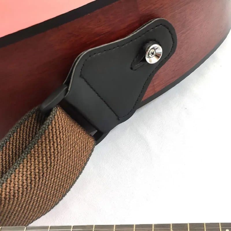 Detalle del Enganche de Correa de Guitarra Clásica Marrón Café