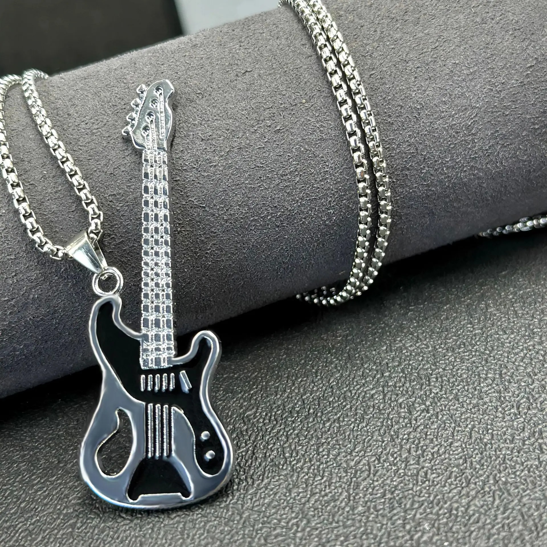 Detalles del Magnífico Collar de Guitarra Shred