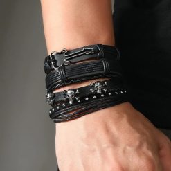 Vista de pulsera de rock con diseño de guitarra y cráneo metálico