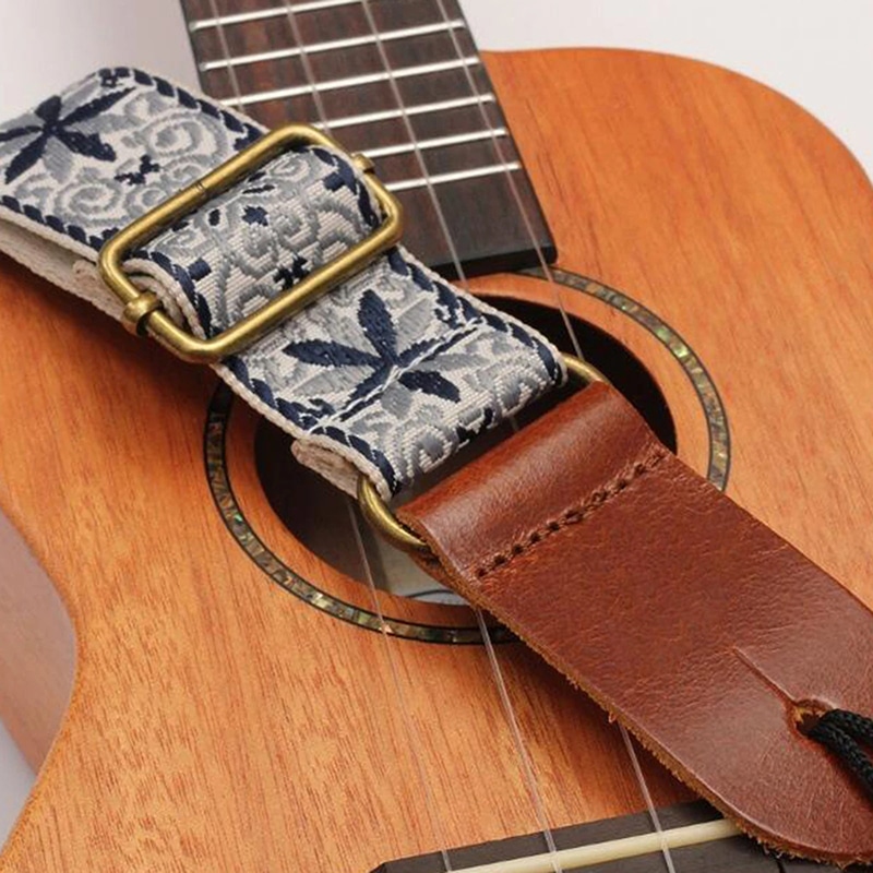 Vista detallada de la correa de ukulele vintage con flores bohemias en azul estrellado