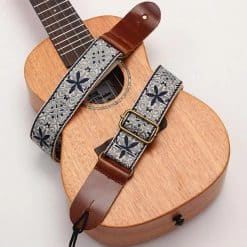 Vista general de la correa de ukelele vintage con flores bohemias en azul estrellado