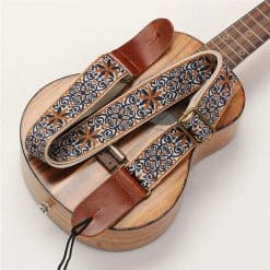 Vista general de la correa de ukelele de estilo vintage con flores bohemias en azul y ocre
