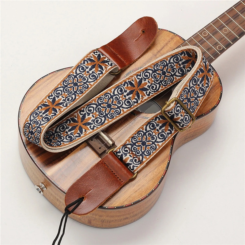 Vista general de la correa de ukelele de estilo vintage con flores bohemias en azul y ocre