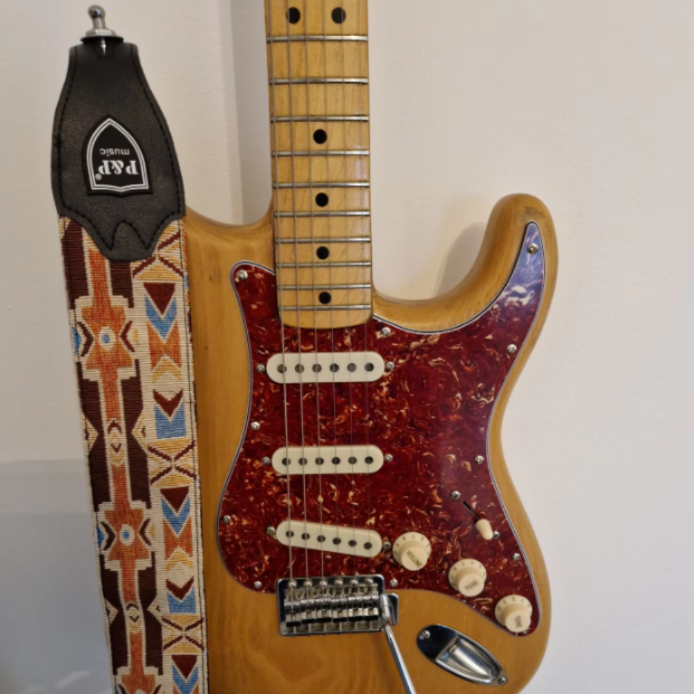 Détails de la Sangle Guitare Classique en Cuir et Coton Brodé – Motif Tribal Arizona