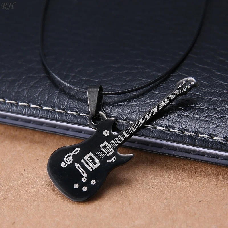 Pendentif guitare noire pleine avec lacet