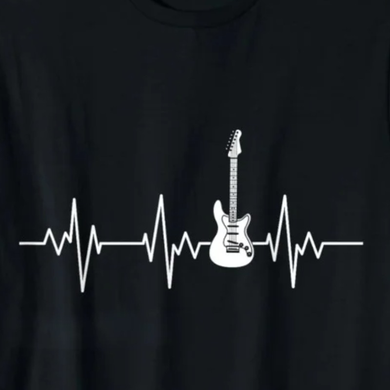 Gros plan du motif du t-shirt Le Cœur du Guitariste : guitare électrique blanche au sommet d'une ligne de battement de cœur