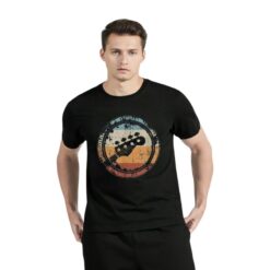 Homme portant le t-shirt guitare basse Vintage Sunset noir, motif rétro coucher de soleil
