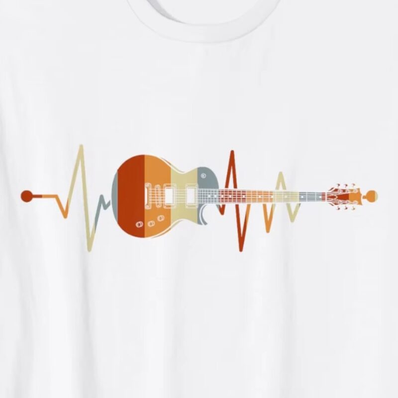 Gros plan du motif Battement Rock sur t-shirt blanc : guitare électrique rétro intégrée à une ligne de battement de cœur